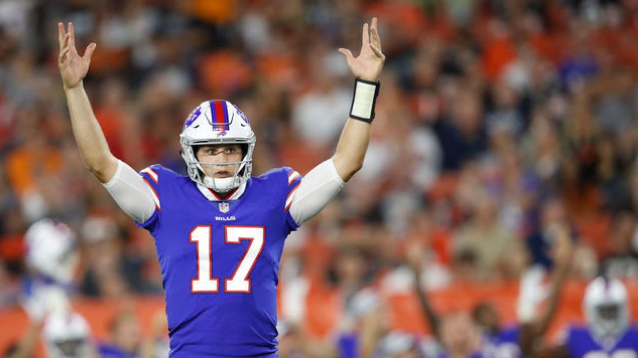 Josh Allen lanza pase de anotación y corre para otro, Bills